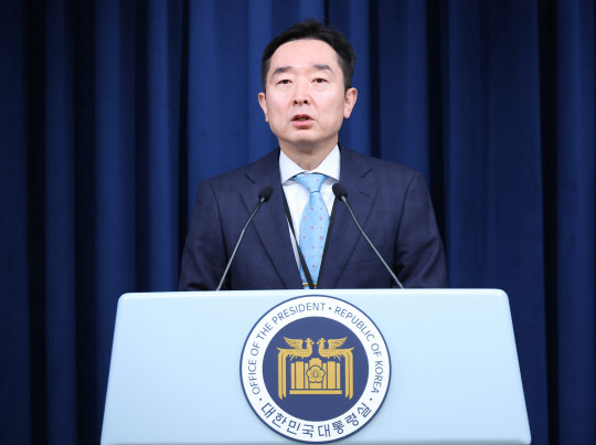 이도운 대통령실 대변인이 27일 서울 용산 대통령실 청사에서 현안 브리핑을 하고 있다. 연합뉴스